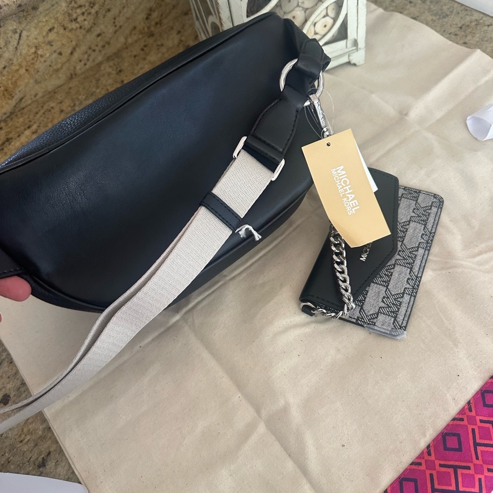 New Michael Kors Maisie Large Pebbled Leather 2-in-1 Sling Pack. - Picture 4 of 9